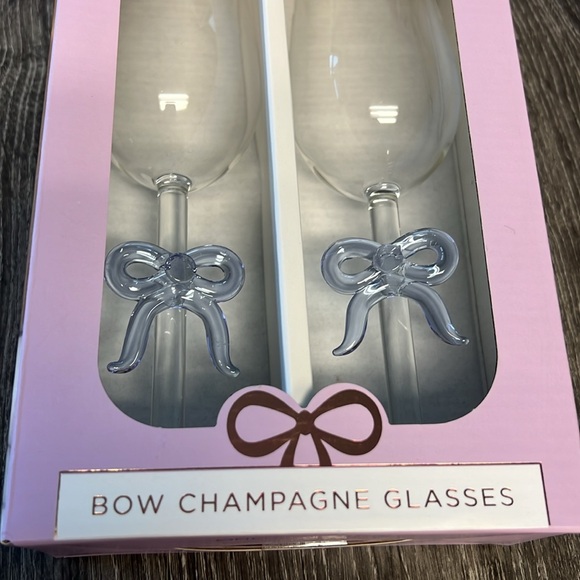 Cleo & June bow champagne glasses. - Picture 2 of 3